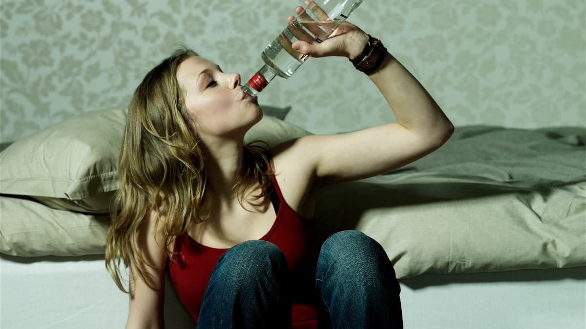 Почему женщины пьют